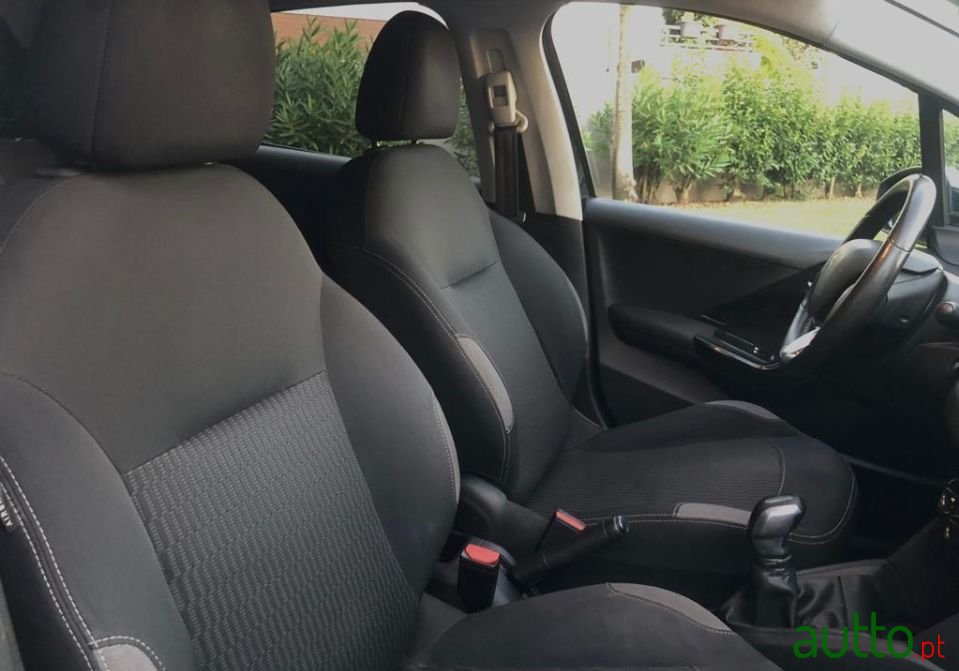 2016' Peugeot 208 photo #6