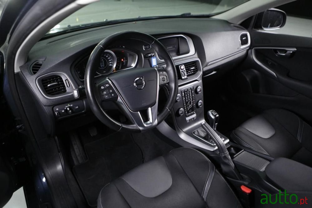 2019' Volvo V40 photo #6