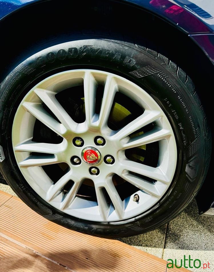 2019' Jaguar XE photo #6