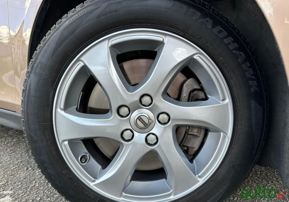 2016' Volvo V40 Cross Country photo #3