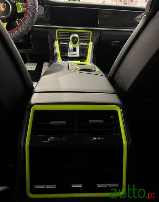 2020' Porsche Panamera Sport Turismo photo #6