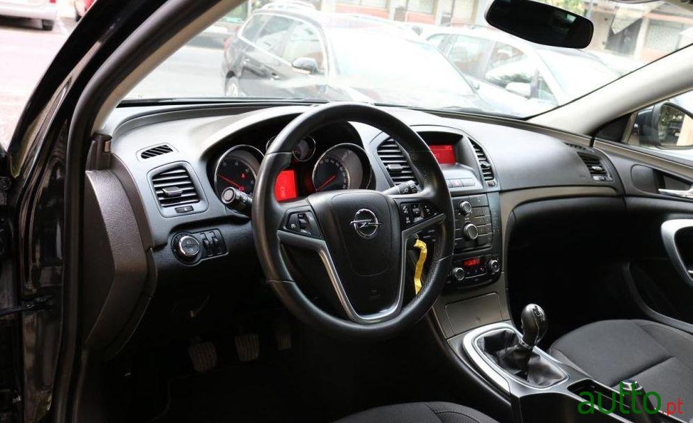 2011' Opel Insignia Sport Tourer photo #1