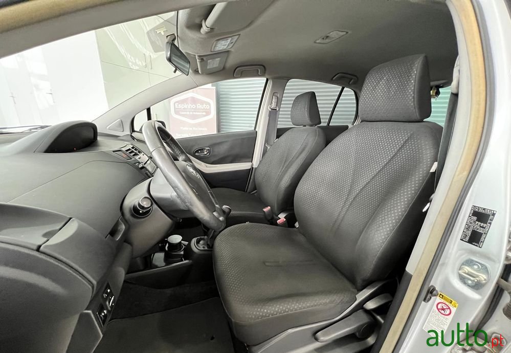 2011' Toyota Yaris photo #6