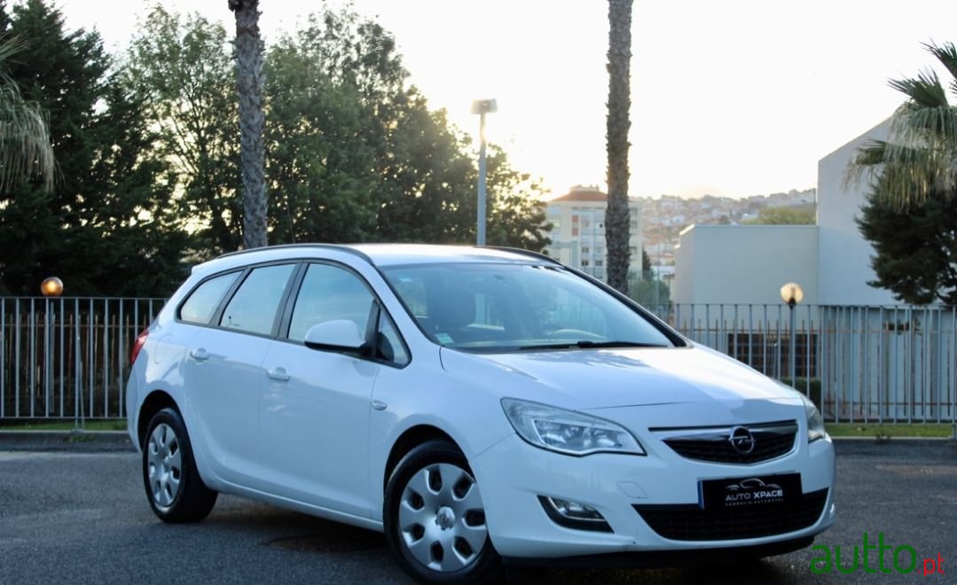 2012' Opel Astra Sports Tourer photo #2