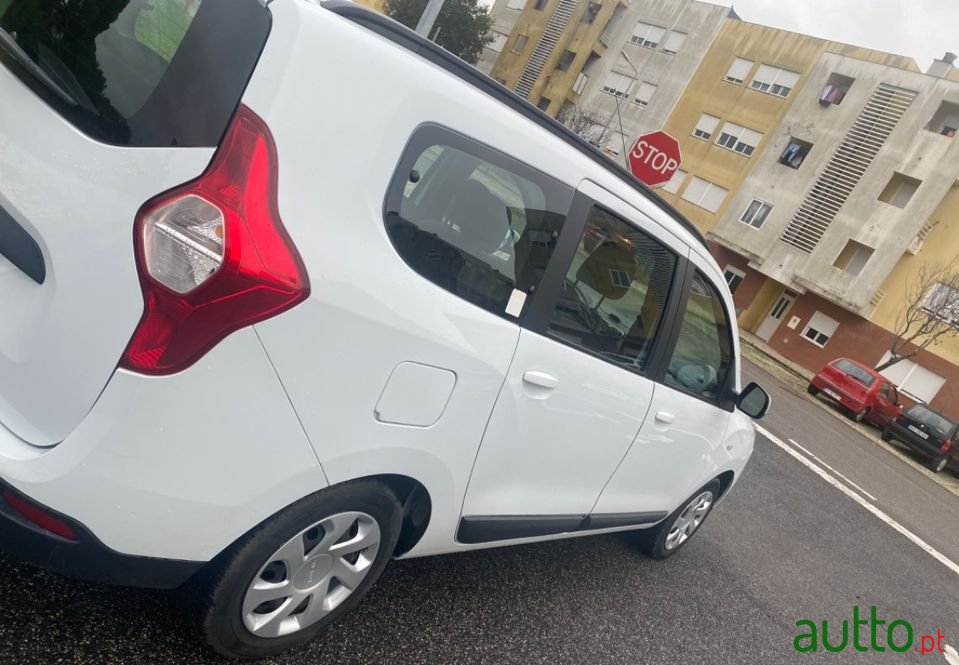 2016' Dacia Lodgy photo #2
