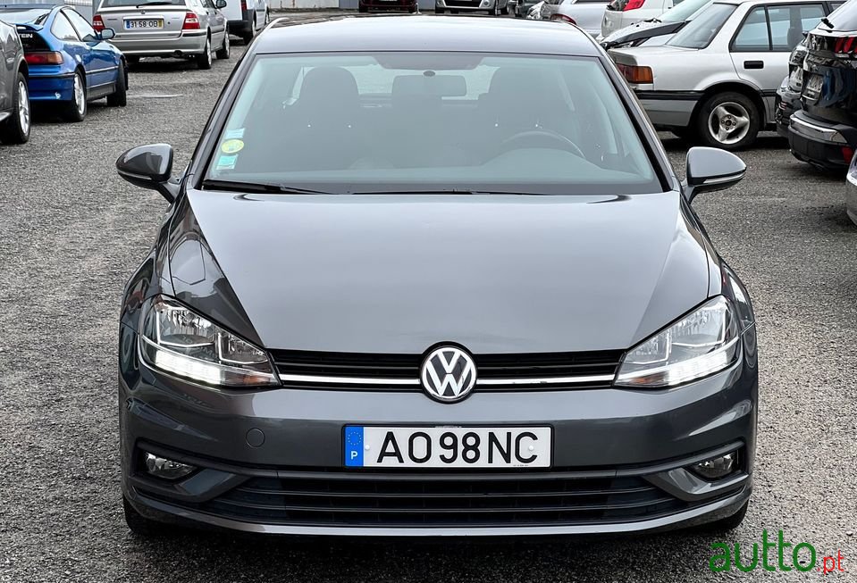 2017' Volkswagen Golf photo #2