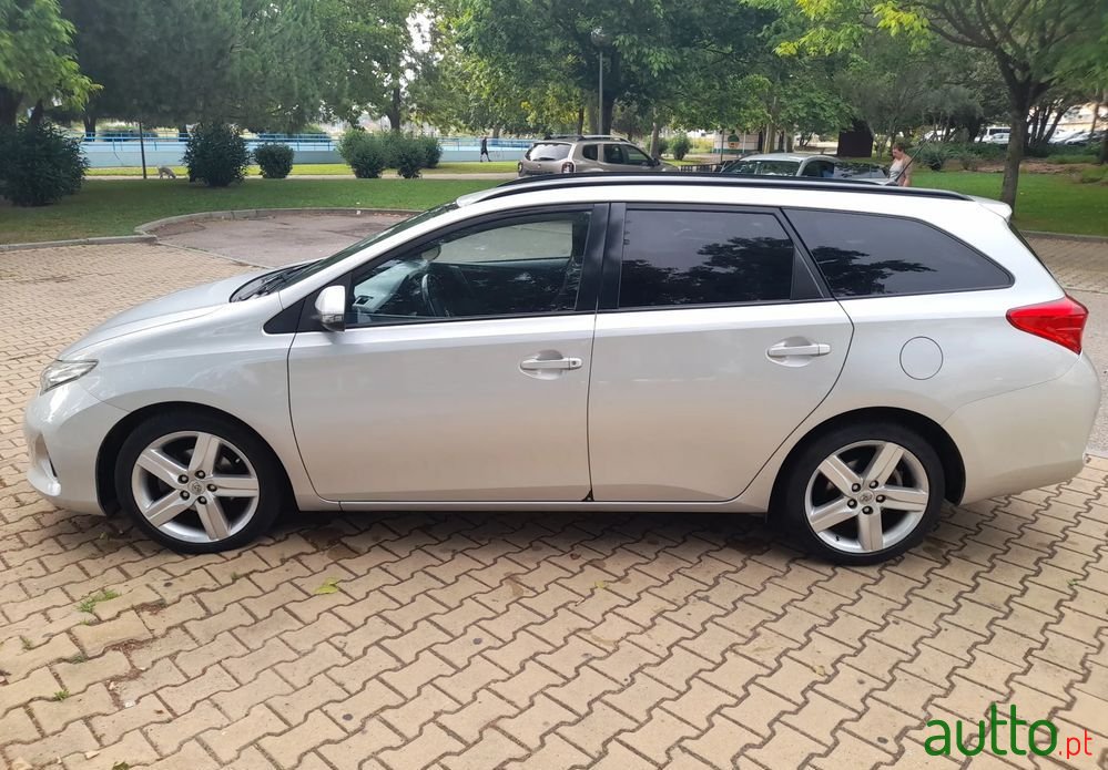 2015' Toyota Auris Touring Sports photo #1