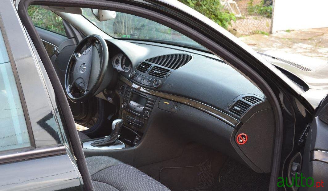 2002' Mercedes-Benz E-220 Avantgarde photo #3