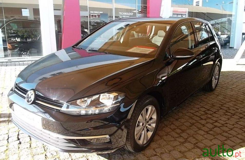 2019' Volkswagen Golf photo #3