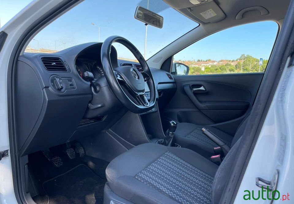 2015' Volkswagen Polo photo #6