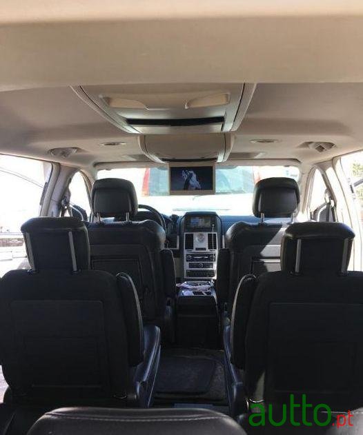 2010' Chrysler Grand Voyager 2.8 Crd photo #3