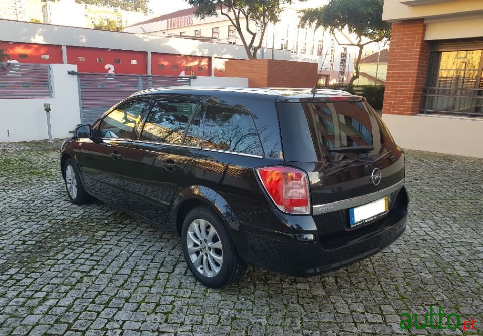 2009' Opel Astra Caravan photo #1