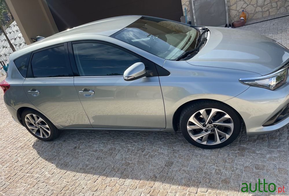 2015' Toyota Auris photo #2