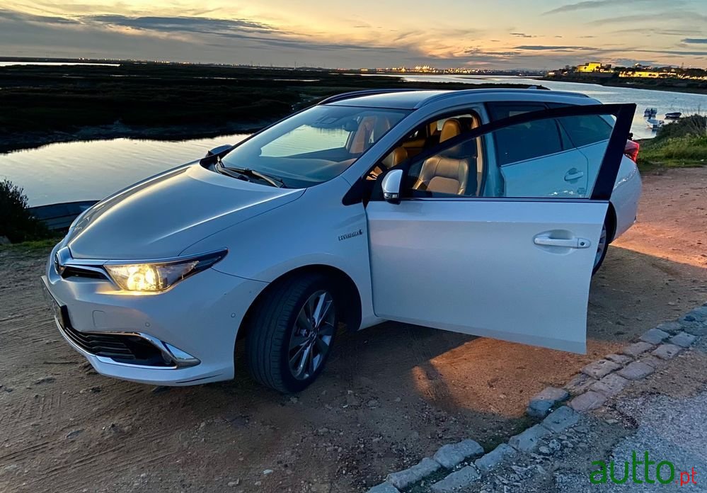 2018' Toyota Auris Touring Sports photo #2