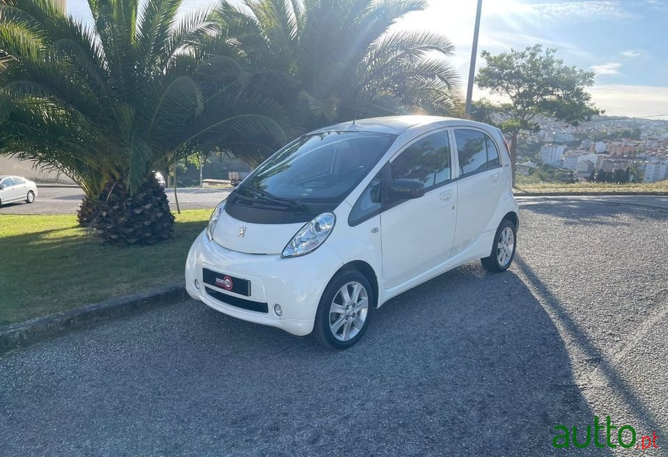 2011' Peugeot iOn photo #1