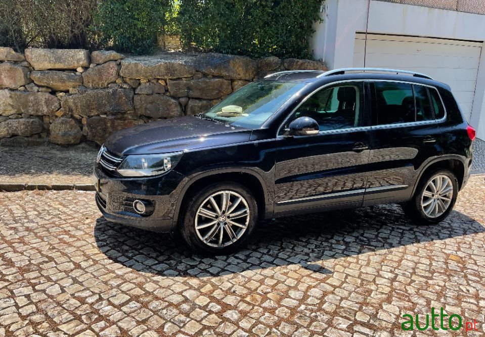 2015' Volkswagen Tiguan photo #3