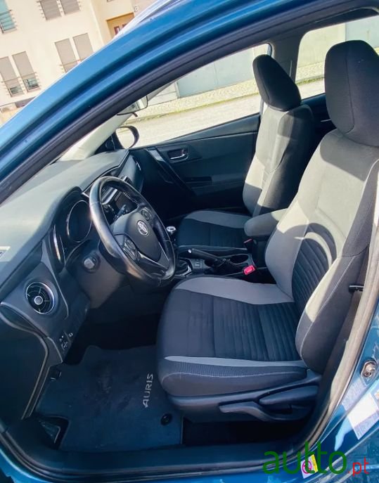2016' Toyota Auris Touring Sports photo #5