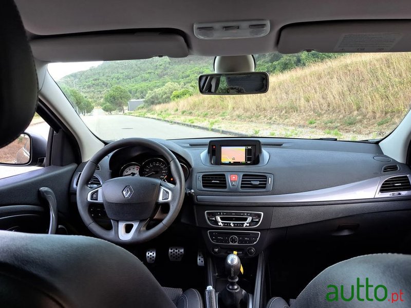 2012' Renault Megane Sport Tourer photo #3