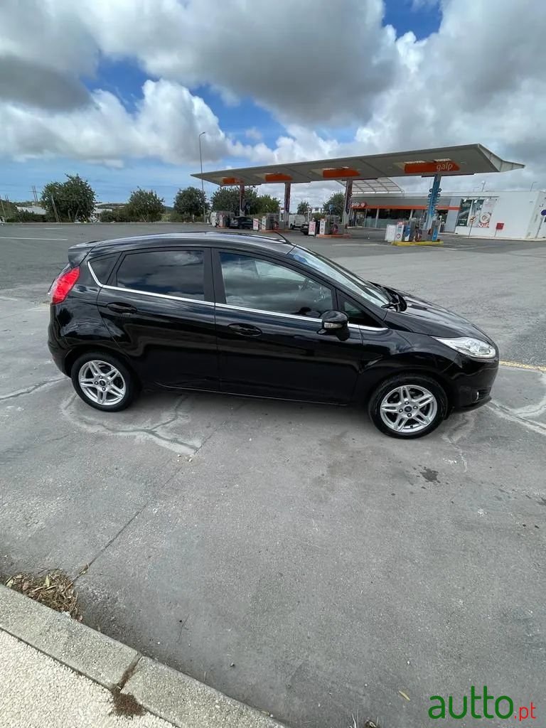2014' Ford Fiesta photo #2