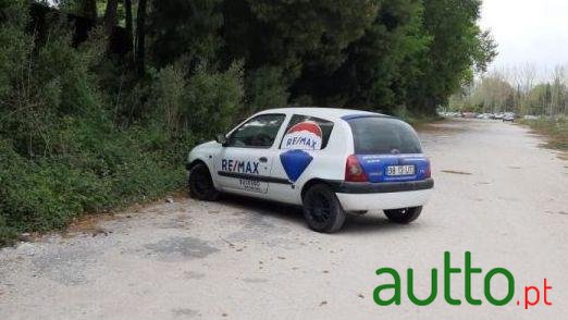 2001' Renault Clio photo #1