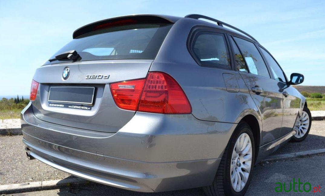 2009' BMW 320 D Touring photo #2
