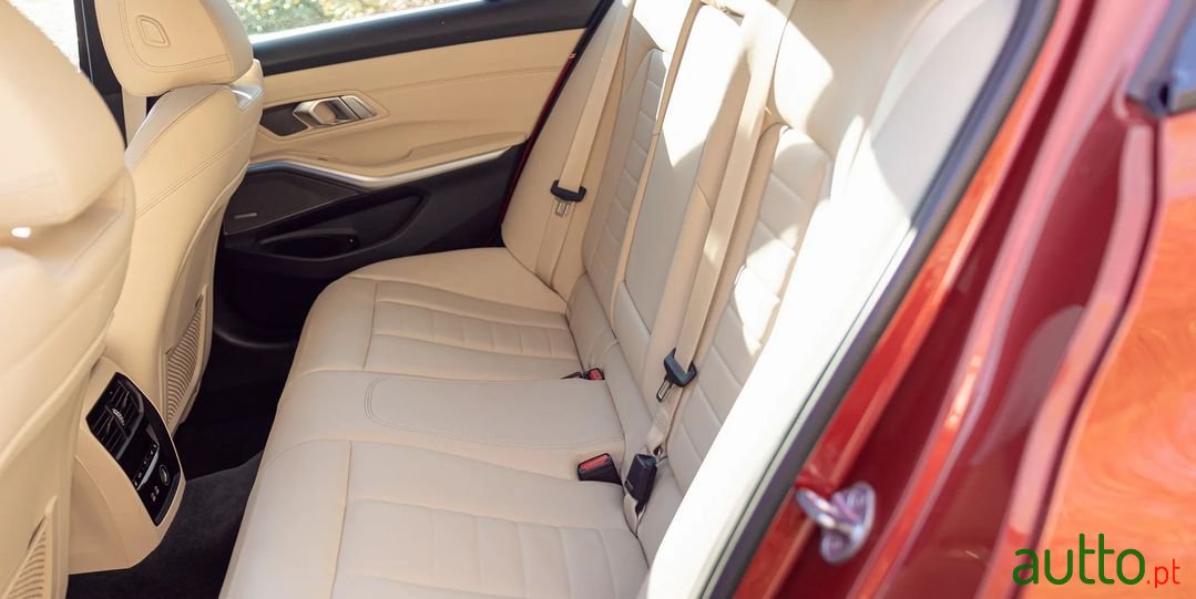 2019' BMW 330 photo #6