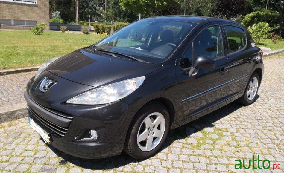 2009' Peugeot 207 1.4 Hdi Sport photo #2
