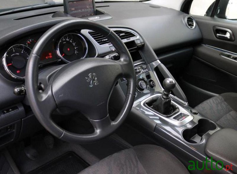 2011' Peugeot 3008 1.6 Hdi Sport photo #2