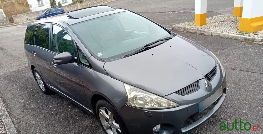 2008' Mitsubishi Grandis photo #1