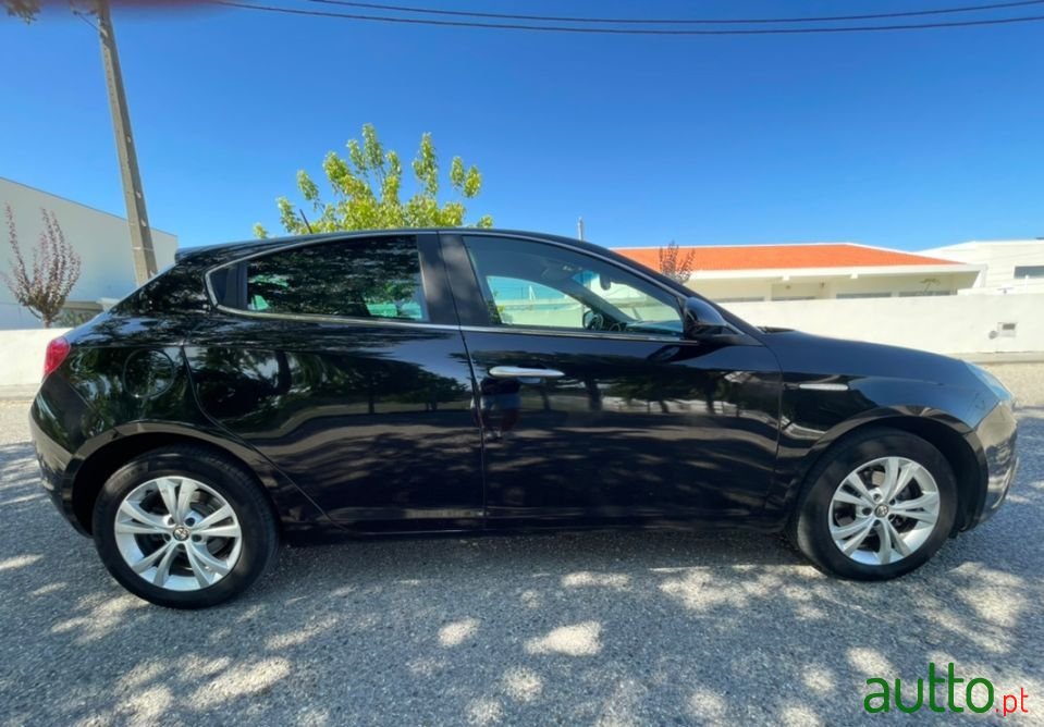 2012' Alfa Romeo Giulietta photo #6