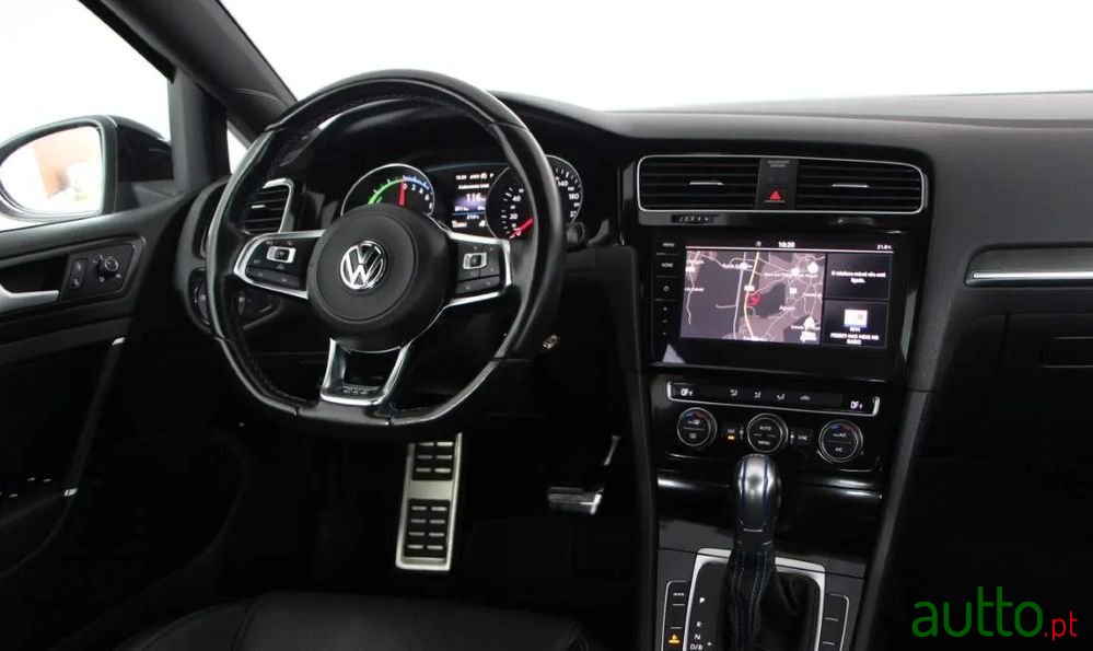 2019' Volkswagen Golf photo #2