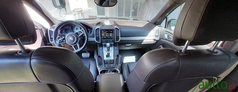 2015' Porsche Cayenne S Hybrid photo #3