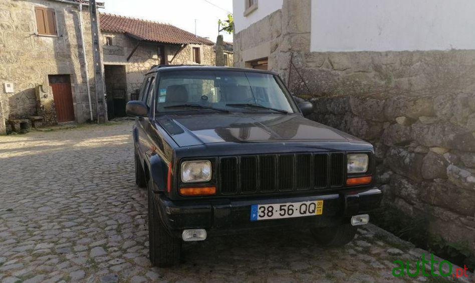 2000' Jeep Cherokee Classic photo #2