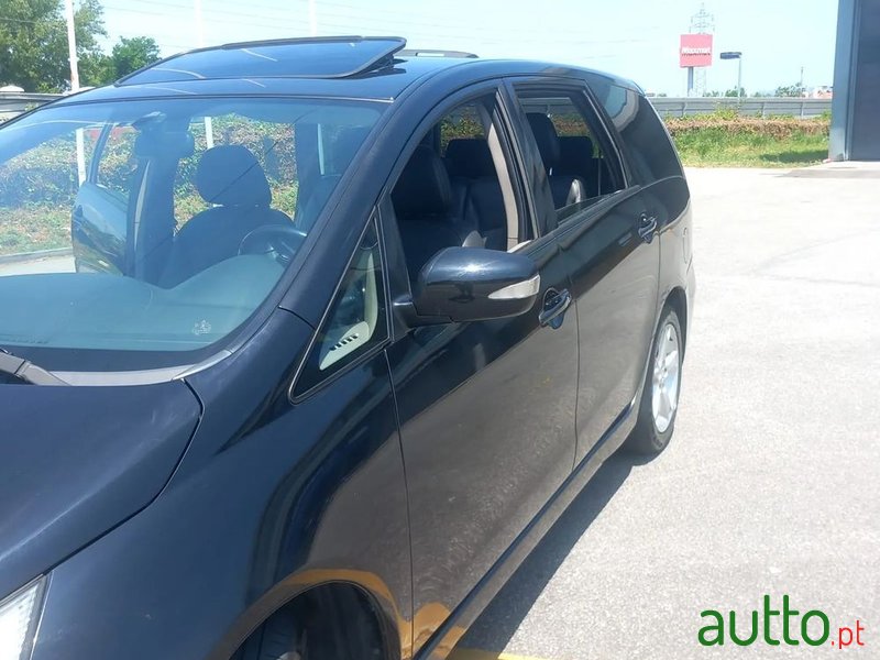 2008' Mitsubishi Grandis photo #3