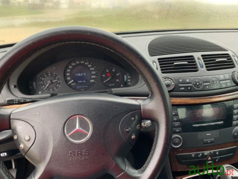 2002' Mercedes-Benz E-220 Classic photo #3