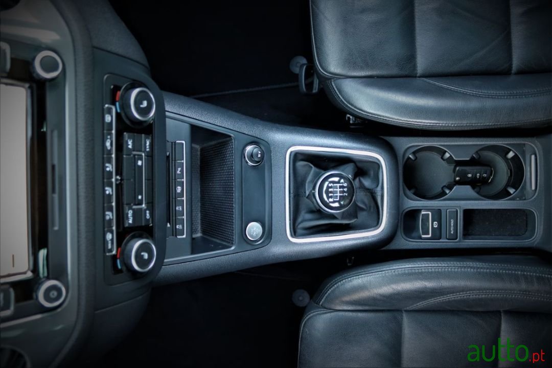 2015' Volkswagen Tiguan photo #5