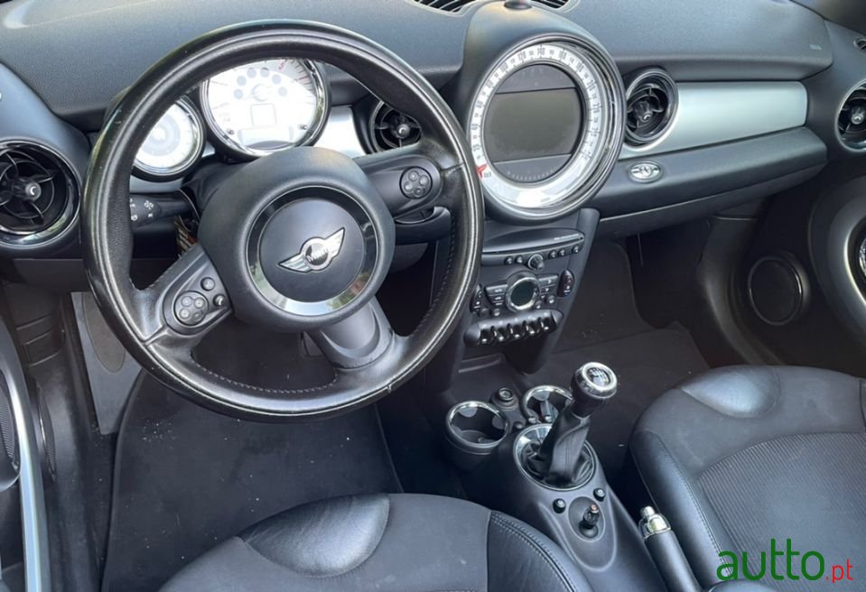 2010' MINI Cabrio photo #4