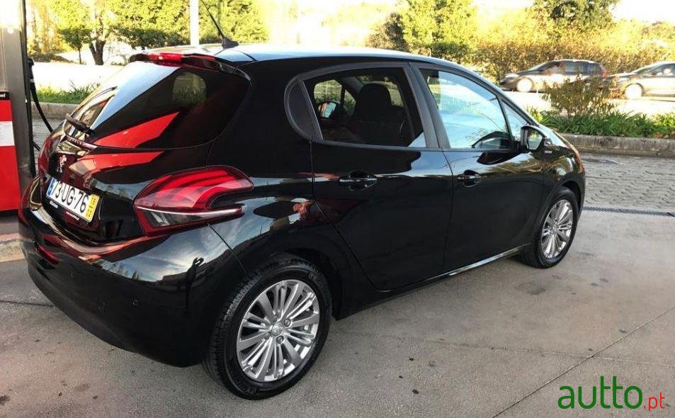 2018' Peugeot 208 1.2 Puretech photo #2