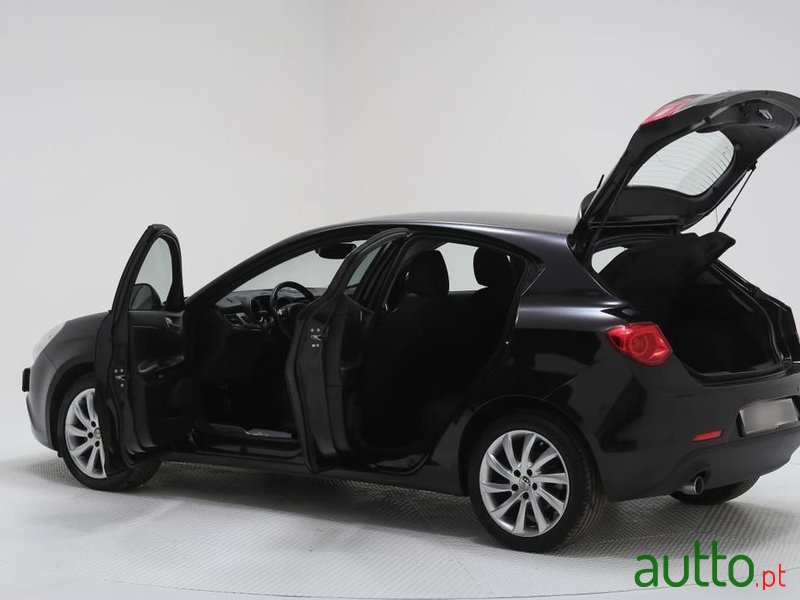 2013' Alfa Romeo Giulietta photo #5