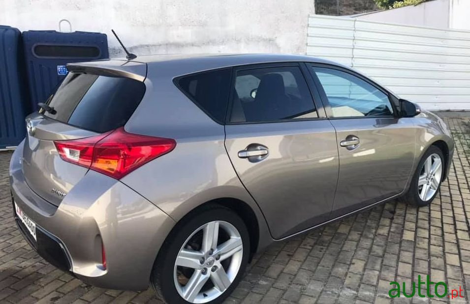 2012' Toyota Auris photo #2