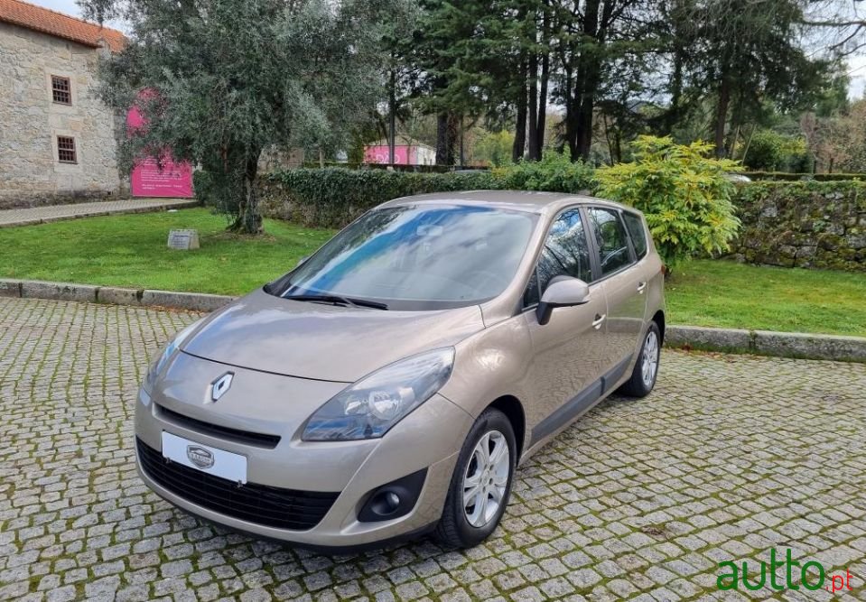 2011' Renault Scenic photo #1