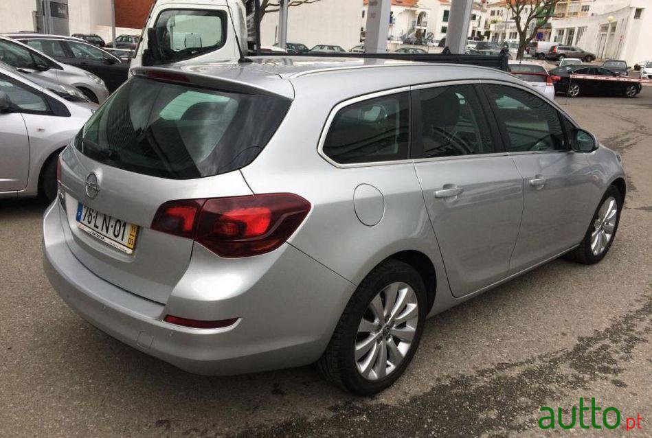 2011' Opel Astra Sports Tourer photo #2