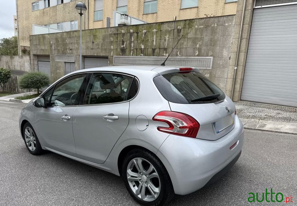2014' Peugeot 208 1.4 Hdi Allure photo #4