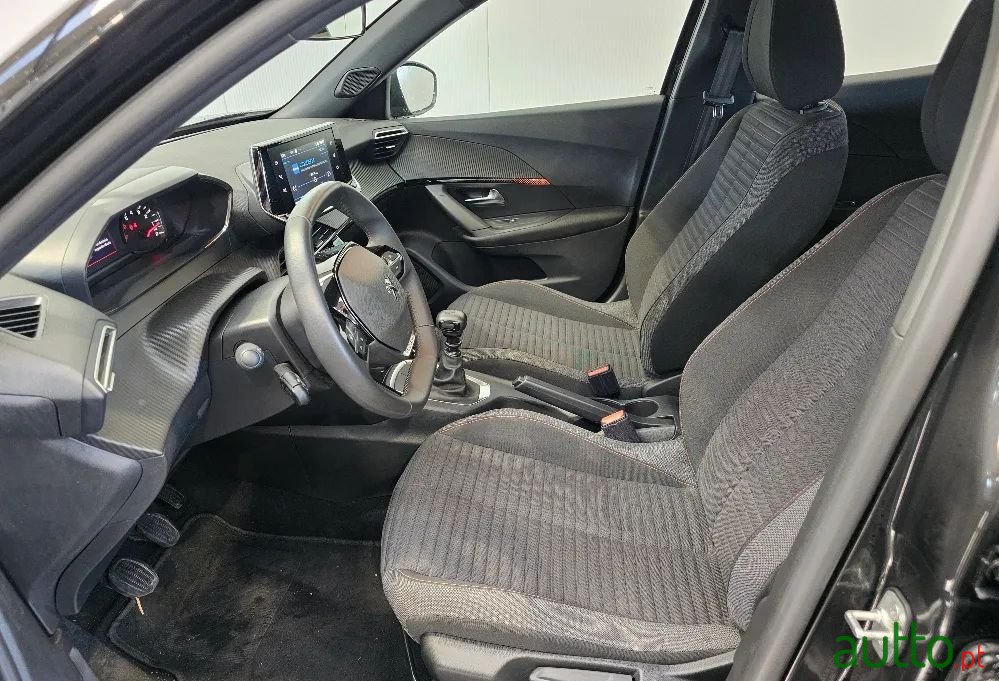2023' Peugeot 2008 photo #6