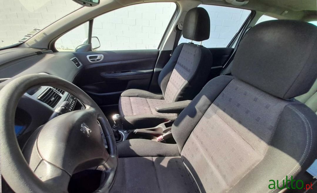 2005' Peugeot 307 Sw photo #2