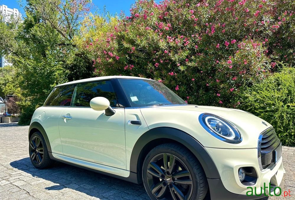 2019' MINI Cooper D photo #2