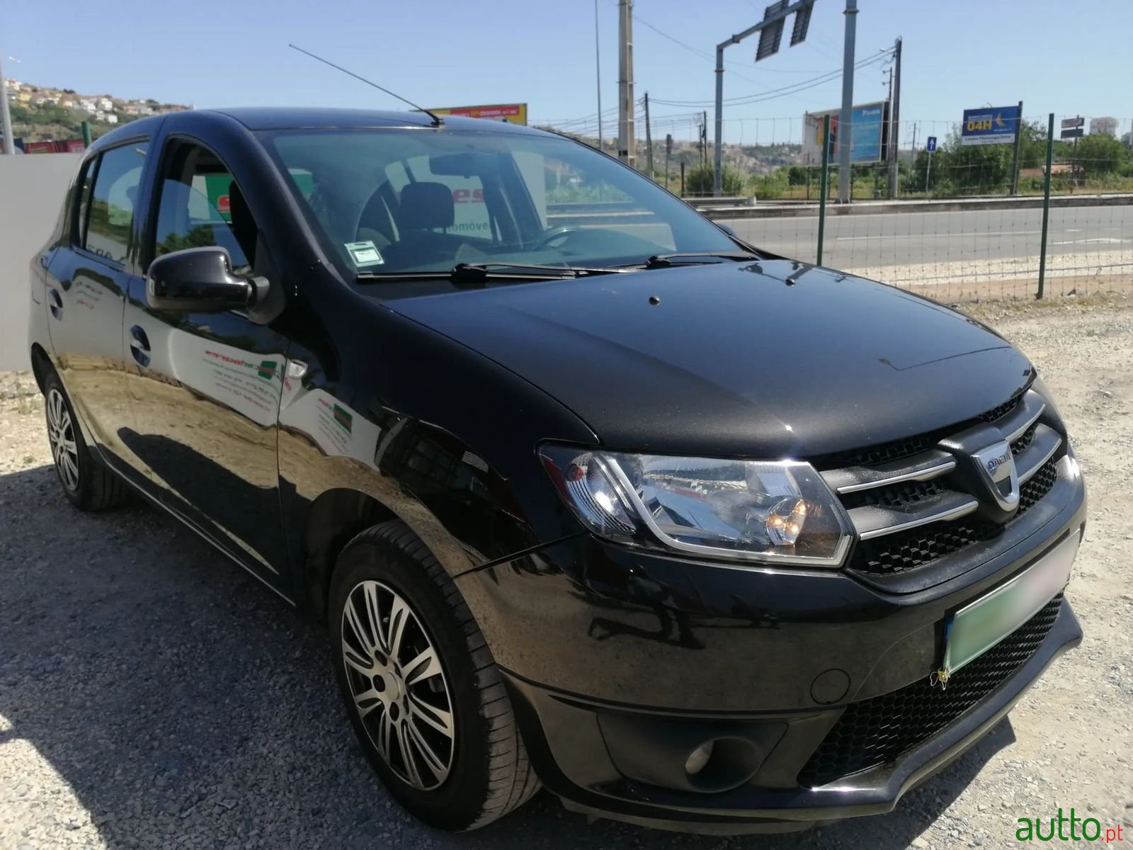 2013' Dacia Sandero photo #1