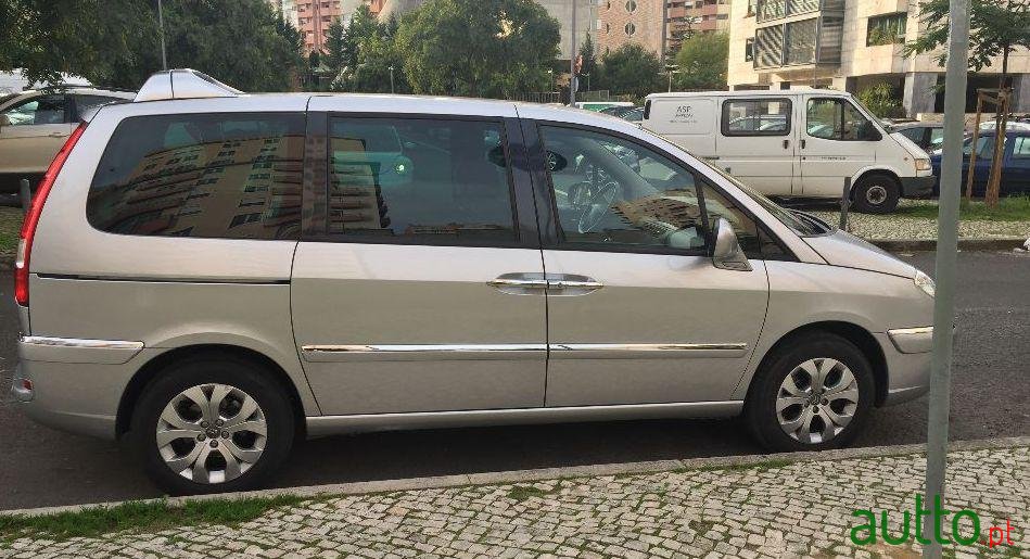 2010' Citroen C8 photo #2