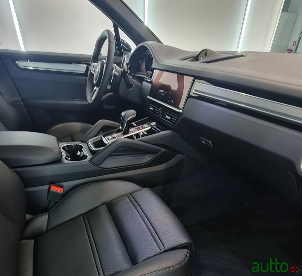 2022' Porsche Cayenne photo #5