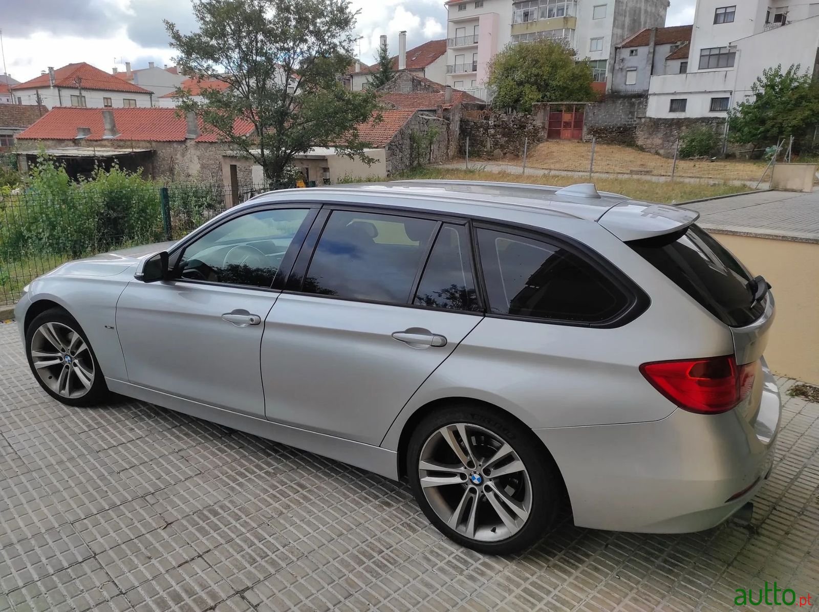 2013' BMW 318 photo #1